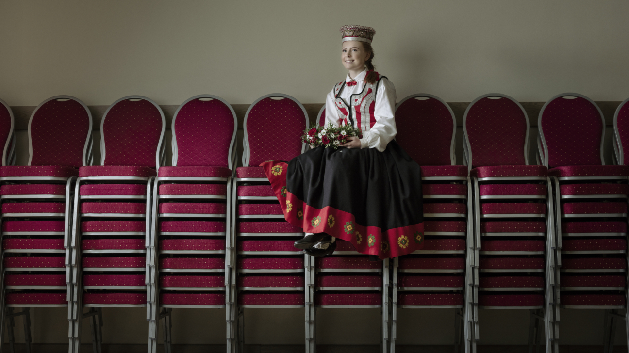 Tautumeita sēž uz krēsliem