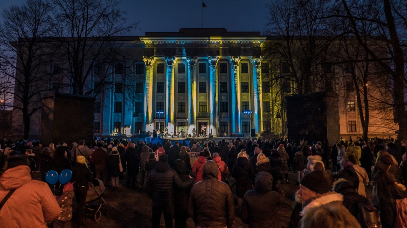 Liepājas Universitātes ēka izgaismota Ukrainas karoga krāsās