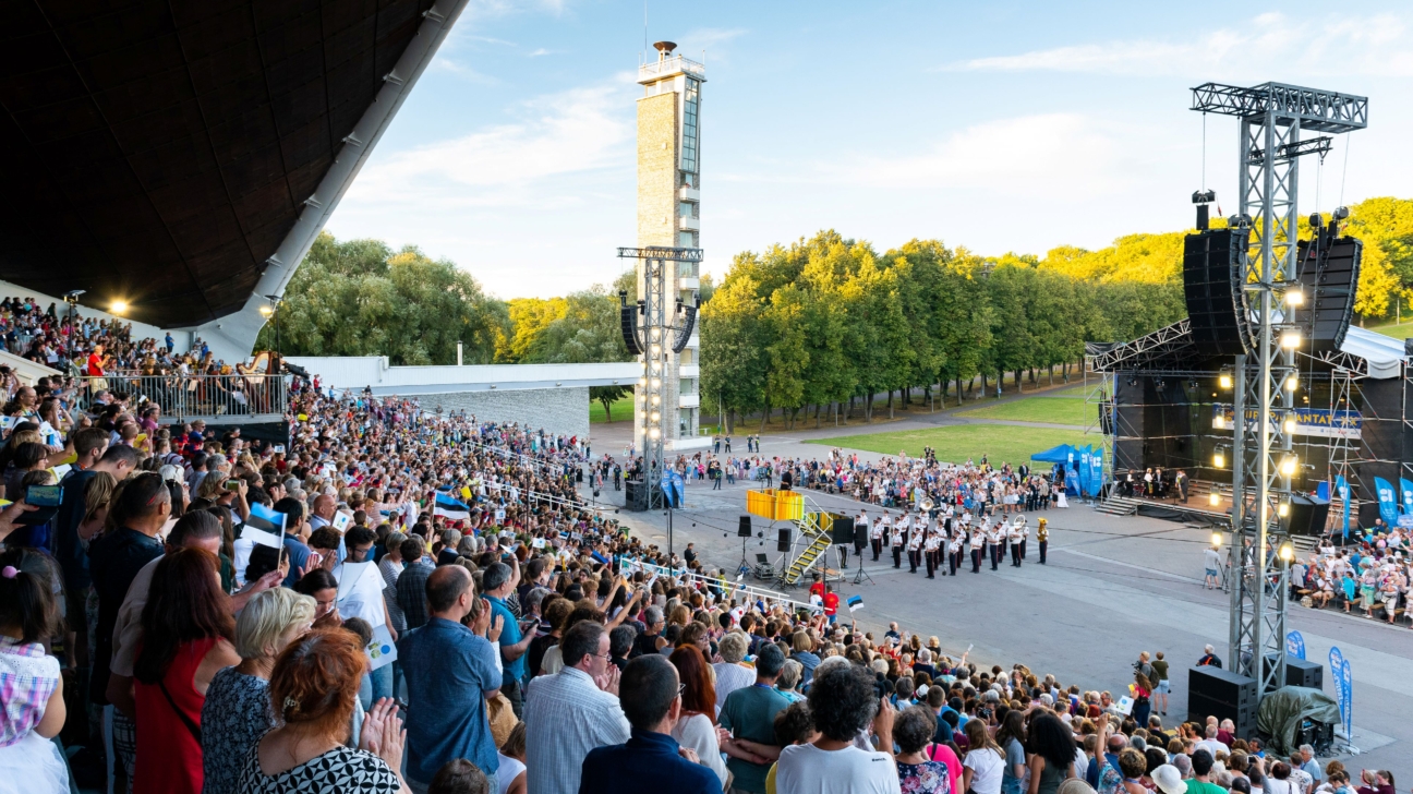 Stadionā notiek koru sadziedāšanās