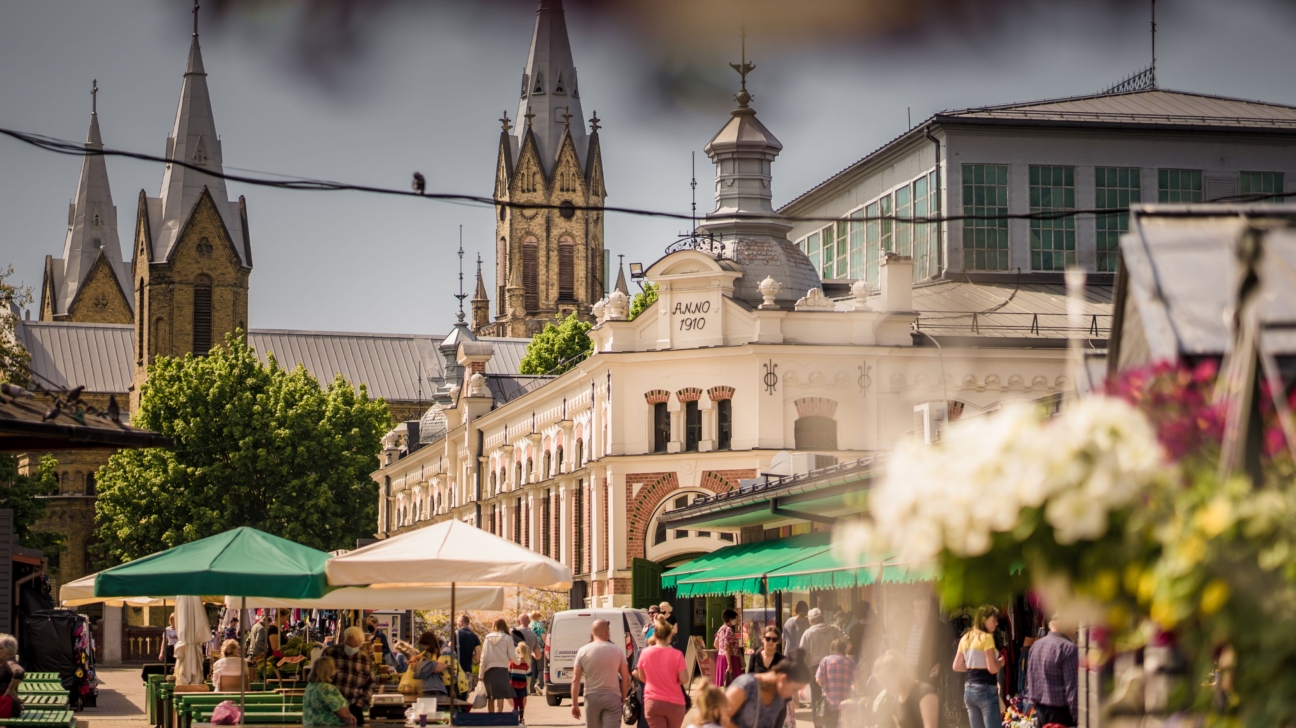 Pētertigus skats, fonā baznīcas tornis