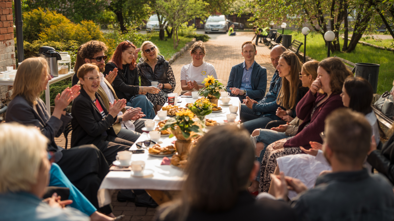 Kultūras brokastu tikšanās pie skaisti klāta galda parkā