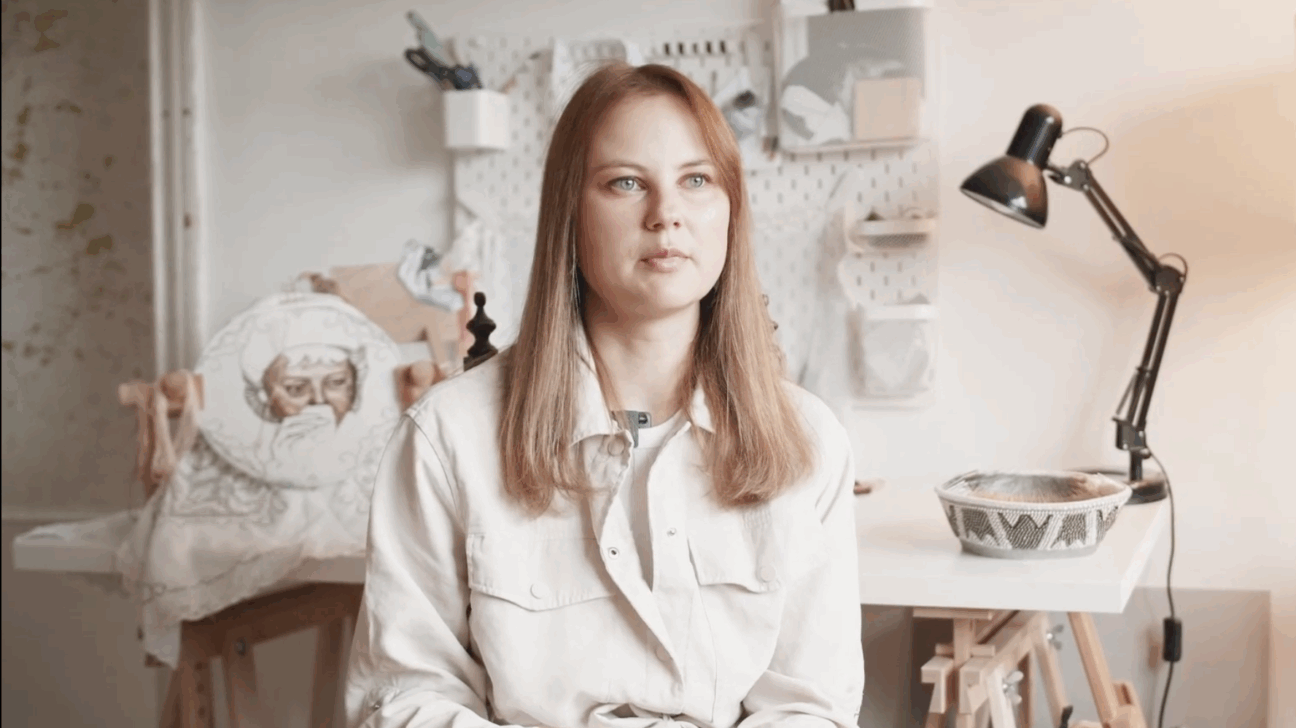 Liepājas māksliniece sniedz interviju par pieredzi "CreArt" projektā. Fonā darba siena gaišos toņos.