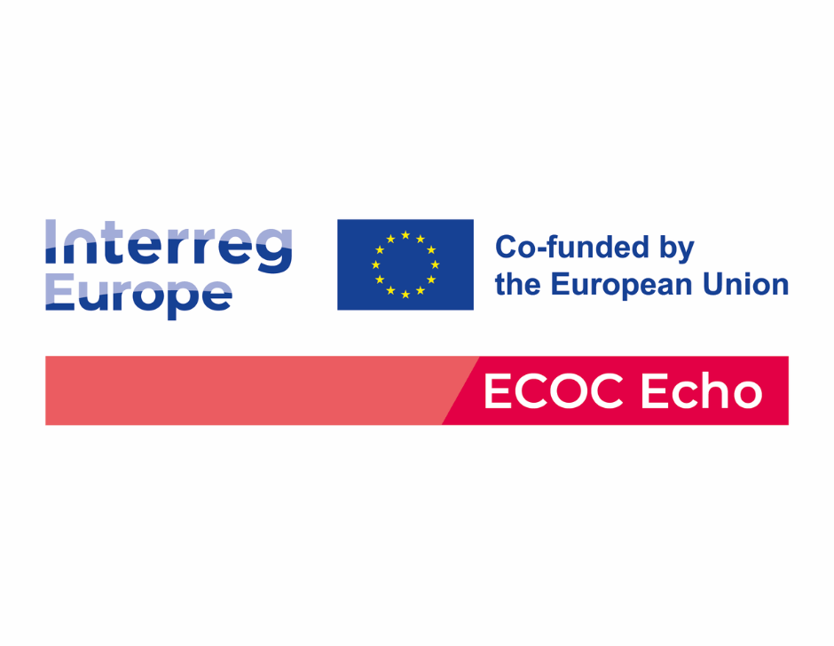 Attēlā redzams Interreg Europe un Eiropas Savienības līdzfinansējuma logotips, kā arī projekta “ECOC Echo” vizuālā zīme. Kreisajā pusē – “Interreg Europe” uzraksts zilā krāsā, centrā – Eiropas Savienības karogs ar dzeltenām zvaigznēm uz zila fona un uzraksts “Co-funded by the European Union”. Zemāk – horizontāla sarkana josla ar projekta nosaukumu “ECOC Echo” baltos burtos.