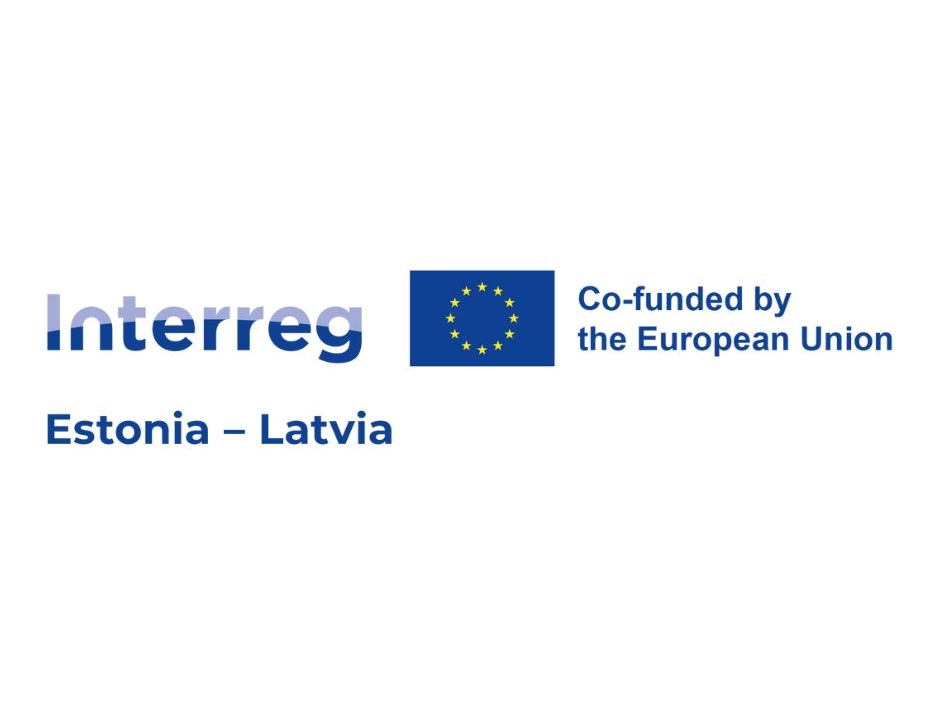 Attēlā redzams “Interreg Estonia–Latvia” programmas logotips ar Eiropas Savienības emblēmu. Kreisajā pusē atrodas zilā krāsā uzraksts “Interreg Estonia – Latvia”, bet labajā pusē zilā taisnstūrī redzama Eiropas Savienības karoga zelta zvaigžņu aplis, blakus teksts angļu valodā: “Co-funded by the European Union”. Logotips atrodas uz balta fona.