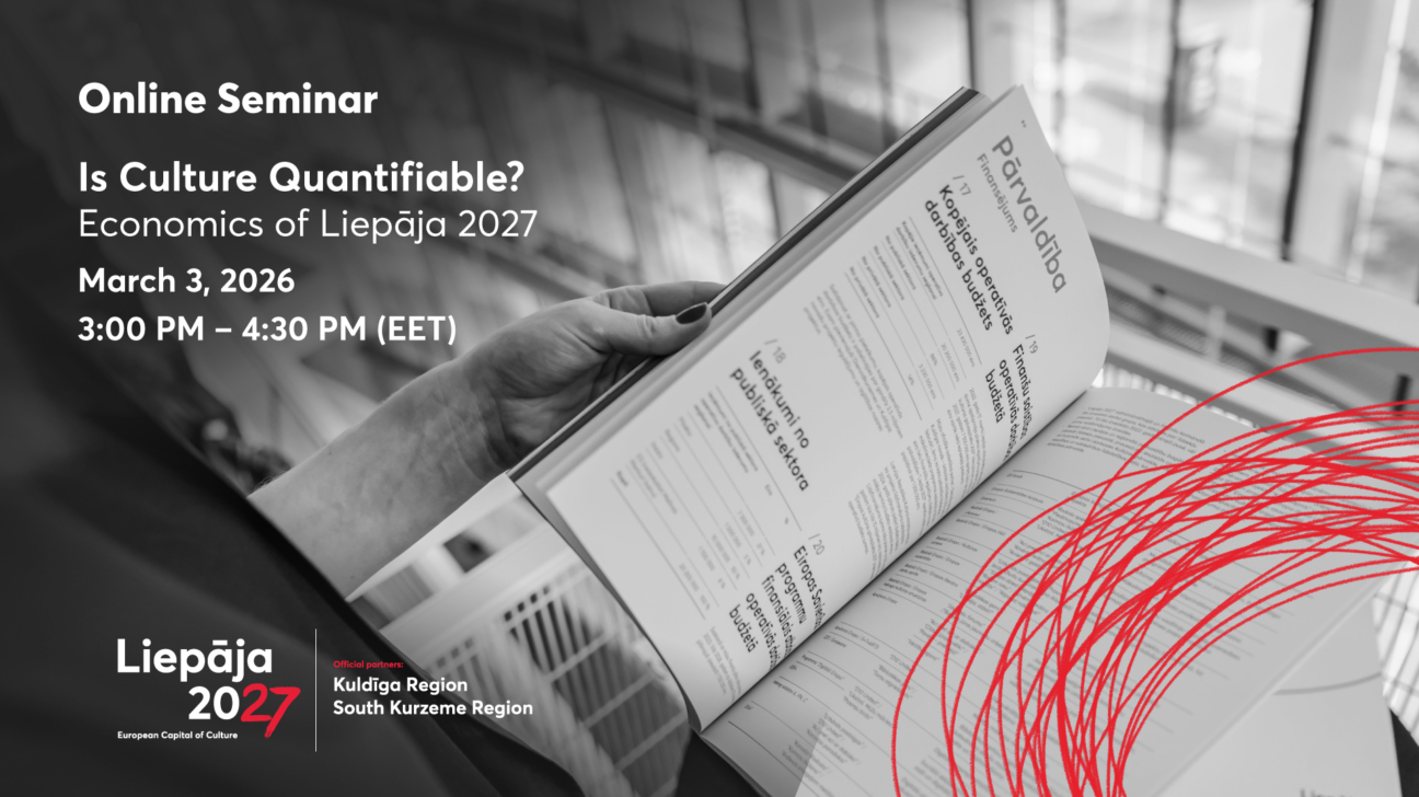 Roka tur atvērtu grāmatu ar redzamiem virsrakstiem "Pārvaldība", "Kopējais operatīvās darbības budžets", "Ienākumi no publiskā sektora" un "Eiropas Savienības programmu finansētais operatīvās darbības budžets". Pāri grāmatai vijas sarkanas līnijas. Kreisajā pusē balts teksts paziņo par tiešsaistes semināru: "Online Seminar: Is Culture Quantifiable? Economics of Liepāja 2027. March 3, 2026, 3:00 PM – 4:30 PM (EET)". Apakšā attēlots "Liepāja 2027 Eiropas kultūras galvaspilsēta" logo un uzskaitīti oficiālie partneri: "Kuldīga Region, South Kurzeme Region".