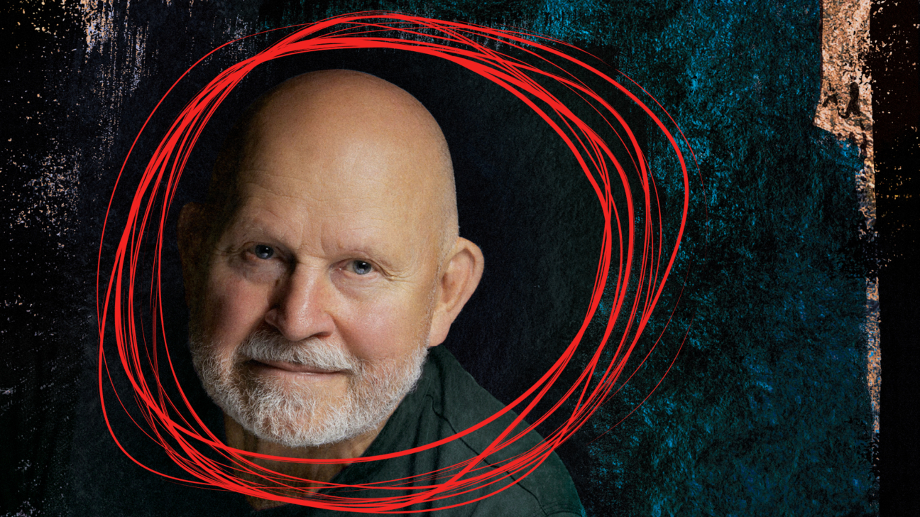 Portreta fotoattēls ar gados vecāku vīrieti. Viņš skatās tieši kamerā ar mierīgu, nedaudz smaidīgu izteiksmi. Ap viņa seju grafiski uzzīmēts sarkans, apļveida līniju motīvs, kas izceļ portretu.