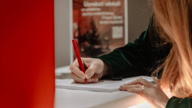 Latvijas Nacionālajā bibliotēkā iespējams kļūt par daļu no Čiharu Šjotas mākslas darba