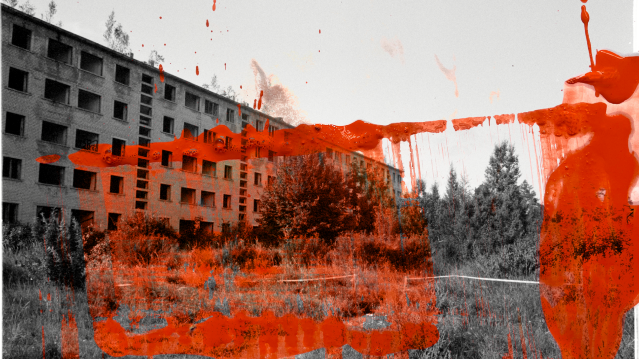 Melbalts attēls, kurā redzama pamesta, tukša ēka un aizaugusi teritorija. Pāri attēlam izkaisītas un notecējušas košas sarkanas krāsas šļakatas.